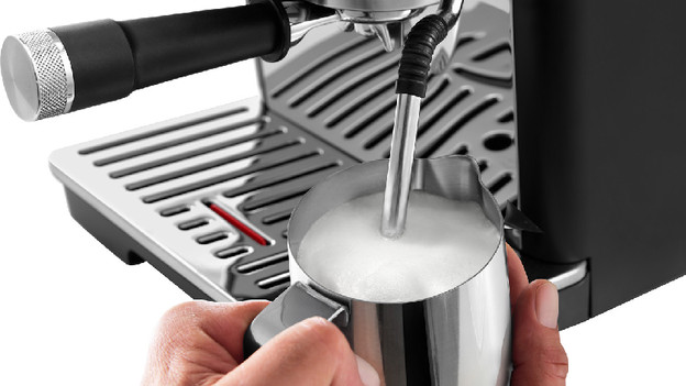 Arte: steam wand, with a push of a button