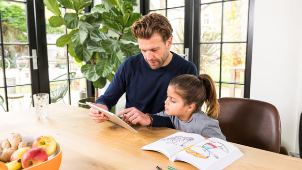 Vader en dochter op de tablet