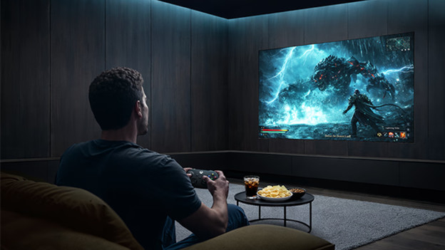 Man die gamet op een Samsung televisie