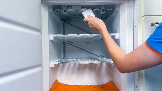 Loosen ice from freezer compartment