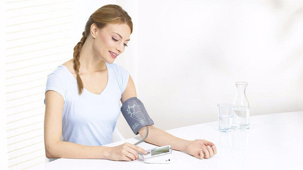 Vrouw met bloeddrukmeter 