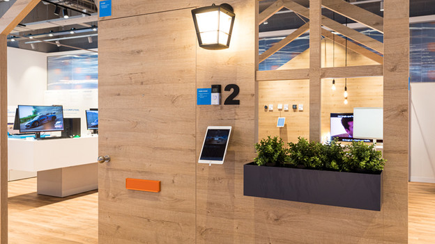 Test smart doorbells in the store