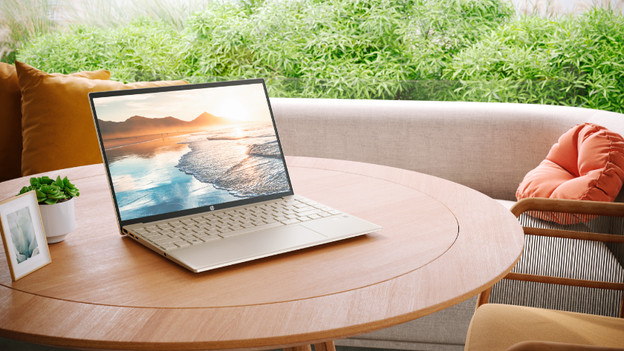 HP Pavilion Aero op een tafel