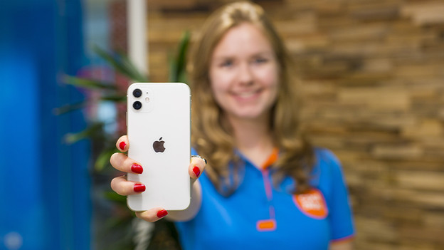 Apple iPhone 11 hand size