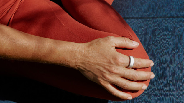 Een vrouw die een Oura Ring draagt