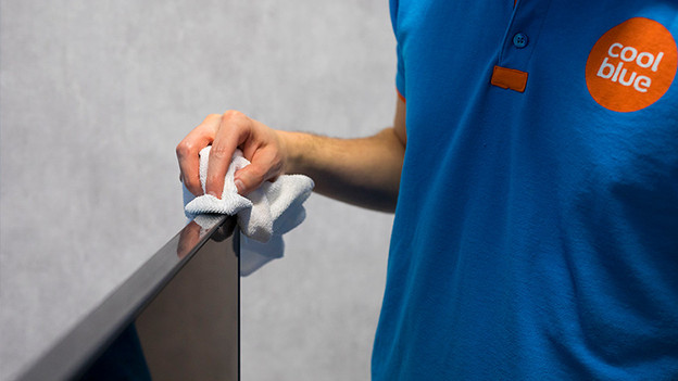 Specialiast maakt monitor schoon met een microvezeldoekje