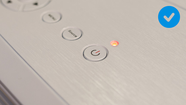 Druk op de uit- of standbyknop van de beamer.