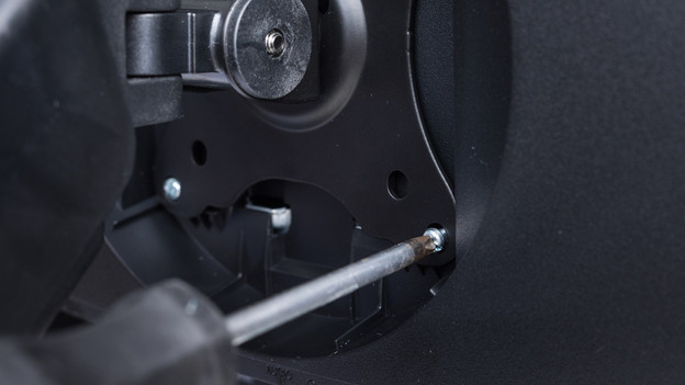 Installeer de monitorarmen op de monitoren