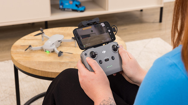 DJI Mini 4K: beeldscherm boven controller