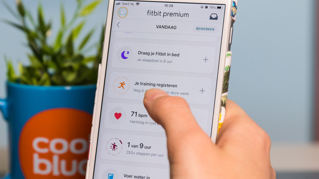 Open de Fitbit app en tik op 'Je training registreren'.