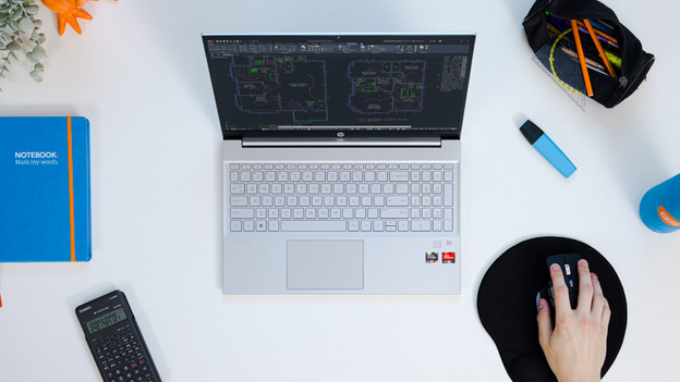 Een laptop met technische tekeningen