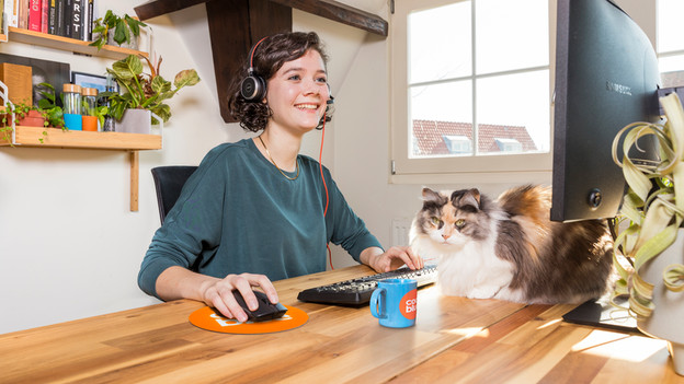 Vrouw werkt met office headset aan bureau