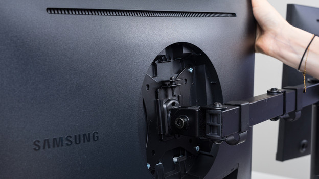 schroef de monitor vast op de VESA plaat