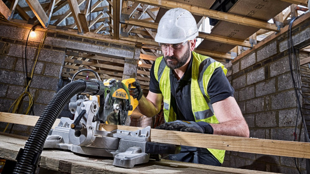 Professional gebruikt afkortzaag op de werkplaats