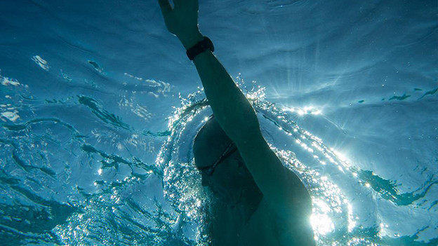 Zwemmer met sporthorloge