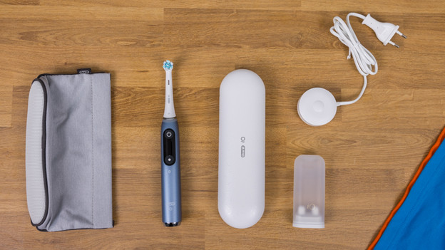 iO 9: rechargeable travel pouch and brush attachment