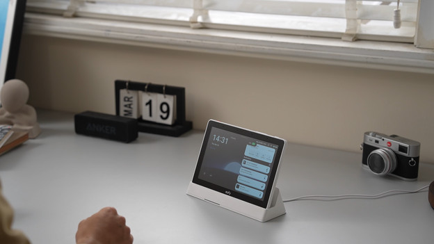 Zet de Eufy Smart Display E10 neer