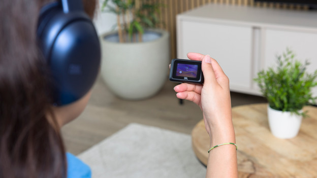 JBL Tour One M3 Smart TX in gebruik