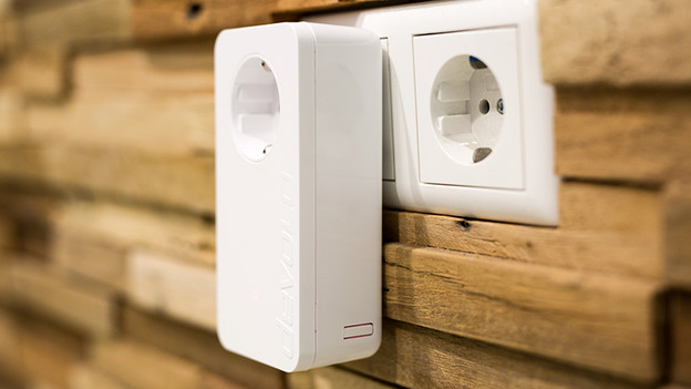 A single WiFi network with a powerline adapter