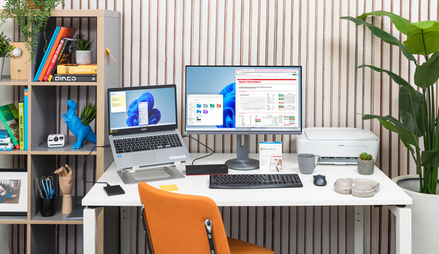 Laptop, monitor, koptelefoon en printer