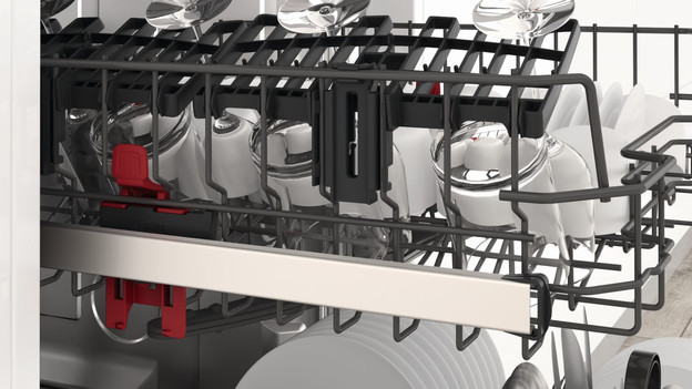 Open Whirlpool vaatwasser met vaat