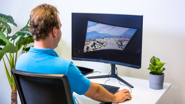 Expert plays GTA V in first person view on the curved screen