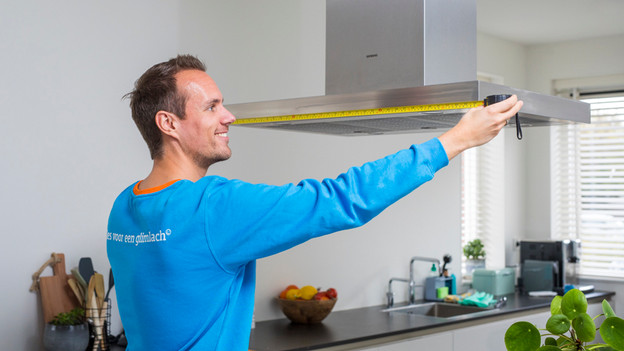 Meet de afzuigkapmaat