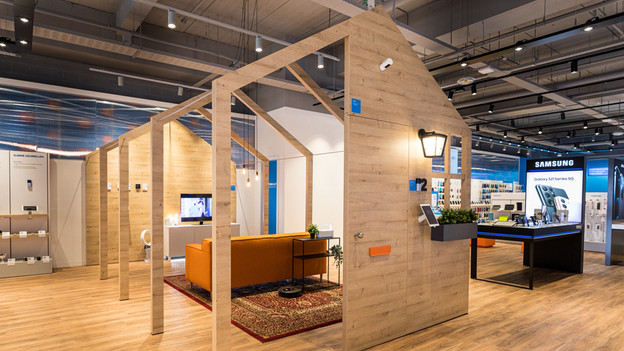 Smart verlichting bekijken in de winkel