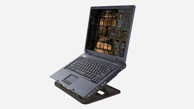 Een laptop op een standaard. 