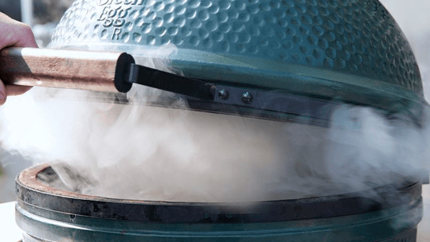 Houtskool barbecue aansteken