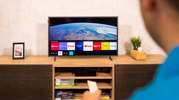 Smart menu of the Samsung The Frame 32LS03T