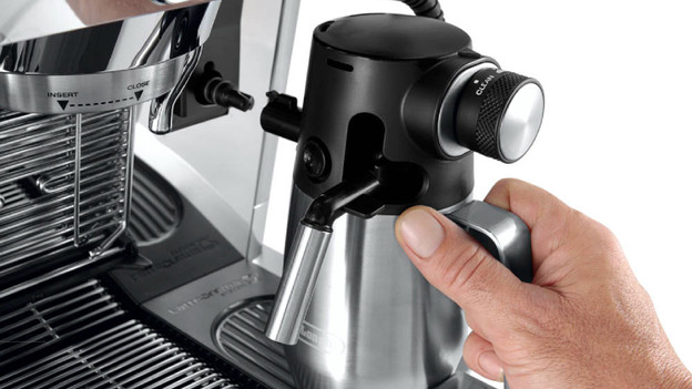 Maestro: steam wand and milk reservoir, froths automatically