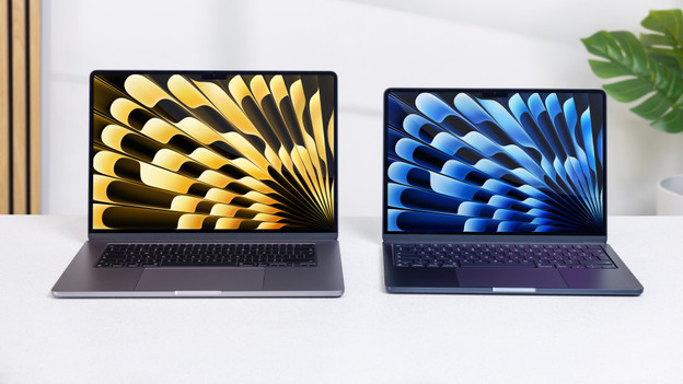 Specialist met een MacBook die in de oplader zit