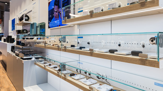 Oordopjes in de Coolbllue winkel proberen