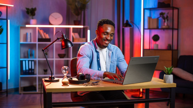 Man die aan het gamen is.