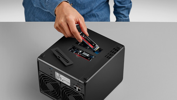 Man installeert M.2 SSD in NAS