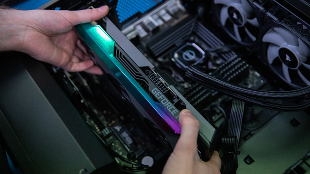 Gamer houdt videokaart vast