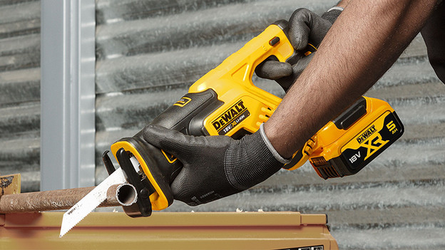 Reciprozaag: takken en buizen inkorten