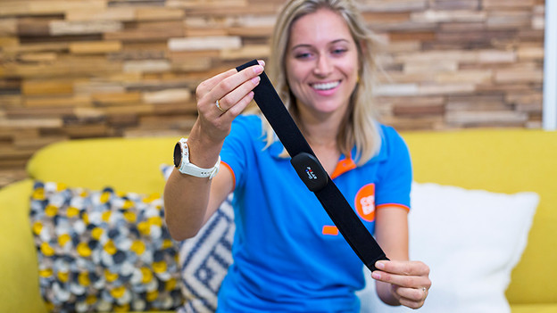 Coolblue expert with heart rate monitor