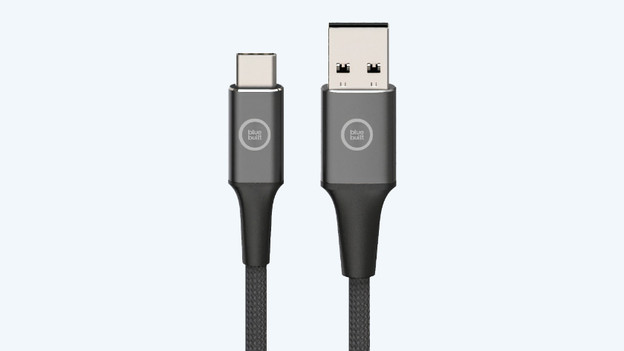 Een usb C kabel gebruik je om de AOC 16T2 van stroom te voorzien