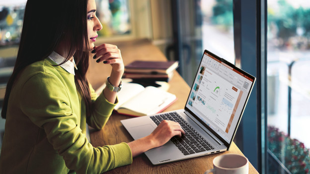 Vrouw die werkt op een Lenovo laptop.