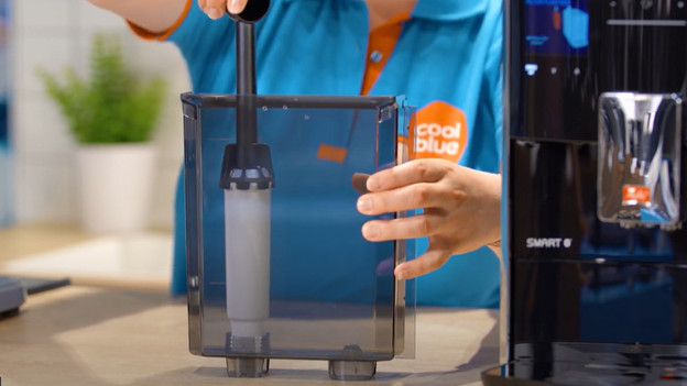 Draai het waterfilter in het waterreservoir