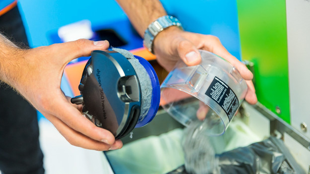 Empty and clean the dust cup