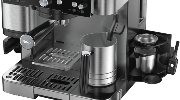 Een opbergvakje aan de zijkant van een koffiemachine