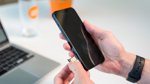 2. Verwijder je simkaart