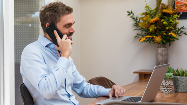 Meneer achter laptop