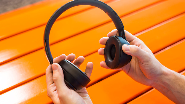 Koptelefoon in de hand