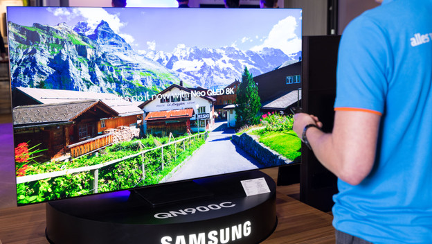 Razor-sharp images QN900C