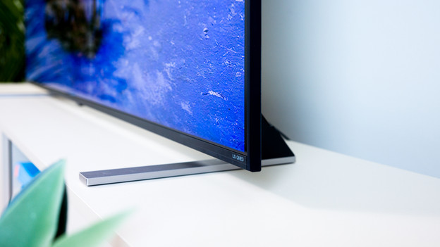 LG QNED85 adjustable stand