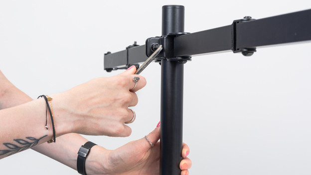 plaats de monitorarmen op de stang